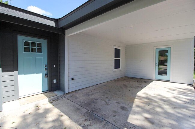 1100 Monte Vista Dr in Lockhart, TX - Building Photo - Building Photo