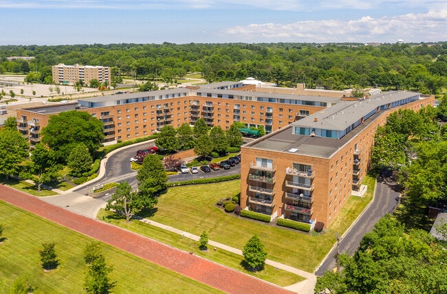 Oliver House in Shaker Heights, OH - Foto de edificio - Building Photo