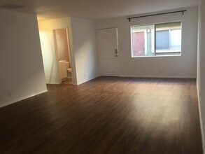 20246 Cohasset St, Unit 9 in Winnetka, CA - Foto de edificio - Building Photo