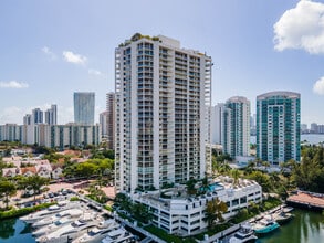 Marina Tower in Miami, FL - Foto de edificio - Building Photo