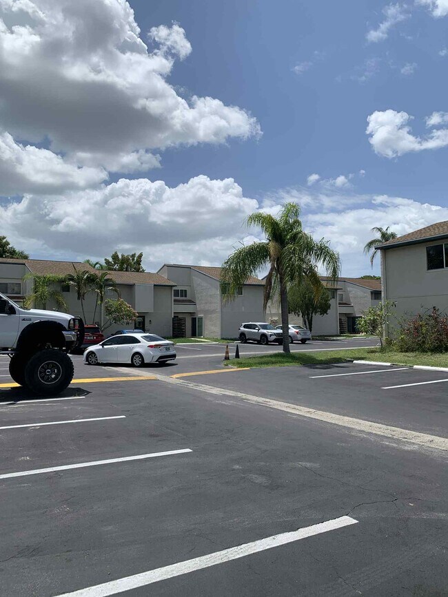 1084 Longfellow Cir in Sarasota, FL - Building Photo - Building Photo