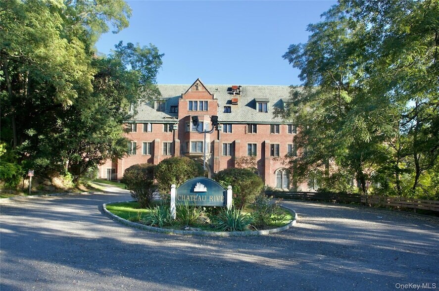 403 Chateau Rive, Unit 403 in Peekskill, NY - Building Photo
