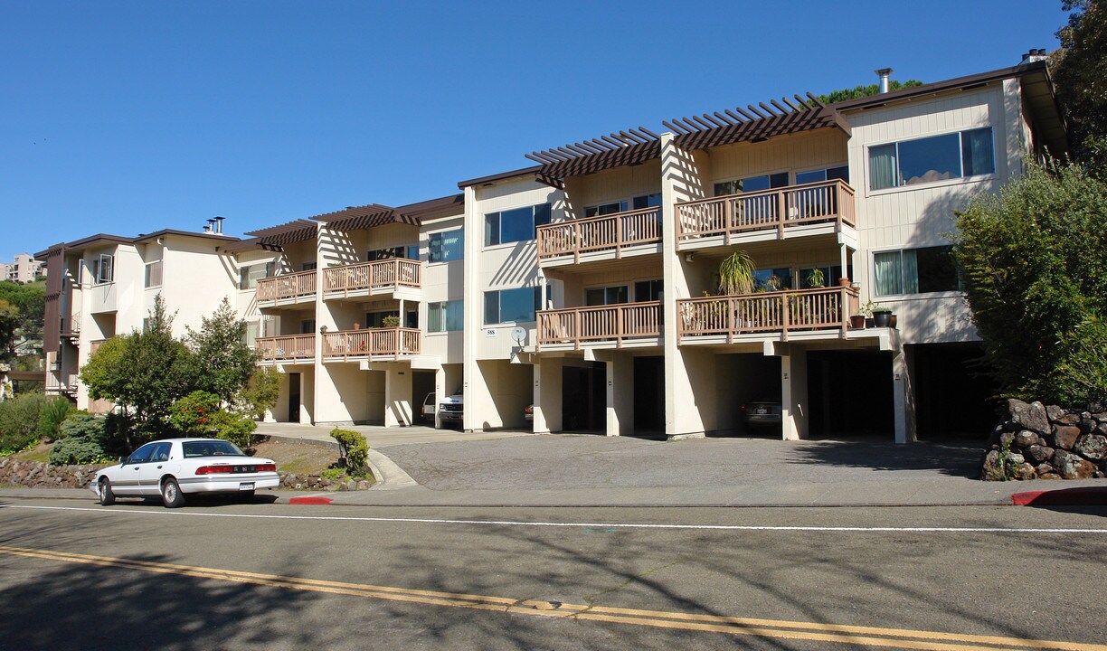 588 S Elieso Dr in Greenbrae, CA - Foto de edificio
