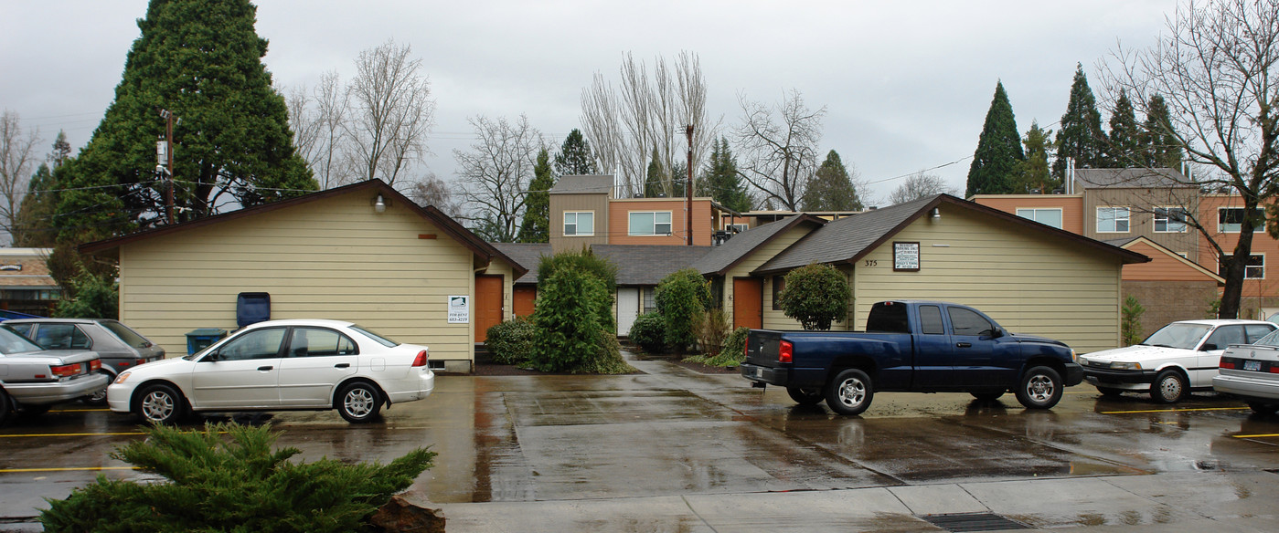 375 Rustic Pl in Eugene, OR - Foto de edificio