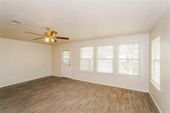 605 Snapdragon Ln in Desoto, TX - Building Photo - Building Photo