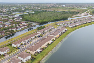 Crystal Cay in Cutler Bay, FL - Foto de edificio - Building Photo