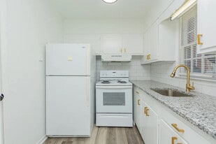 Room in Apartment on Greenbriar Rd in Greensboro, NC - Building Photo