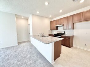 562 Broken Boulder St in Magnolia, TX - Foto de edificio - Building Photo