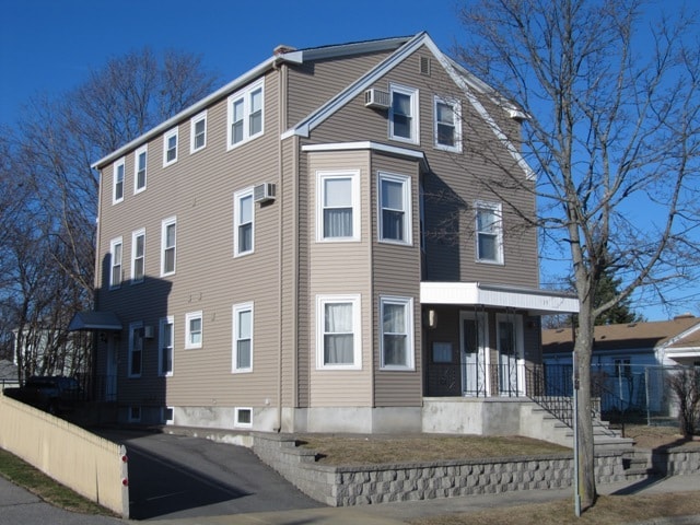 139 Atwood Ave, Unit 2nd Floor in Pawtucket, RI - Building Photo