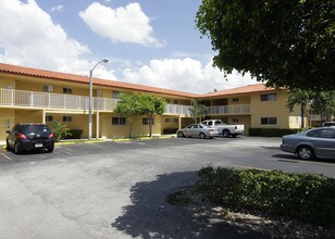 Green Oak in Hialeah, FL - Foto de edificio - Building Photo