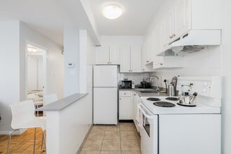 1033 Haro St in Vancouver, BC - Building Photo - Building Photo