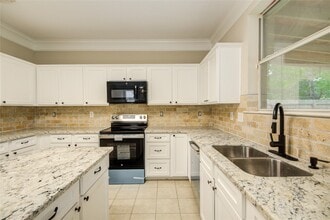 107 Mango St in Lake Jackson, TX - Building Photo - Building Photo