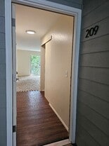 13716 15th Ave NE in Seattle, WA - Building Photo