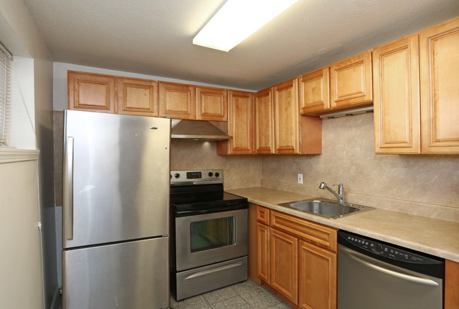 Executive House in West Springfield, MA - Foto de edificio - Interior Photo