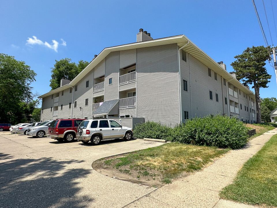 1006 Lincoln Way in Ames, IA - Building Photo