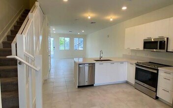 6425 NW 103rd Pl in Doral, FL - Building Photo - Building Photo
