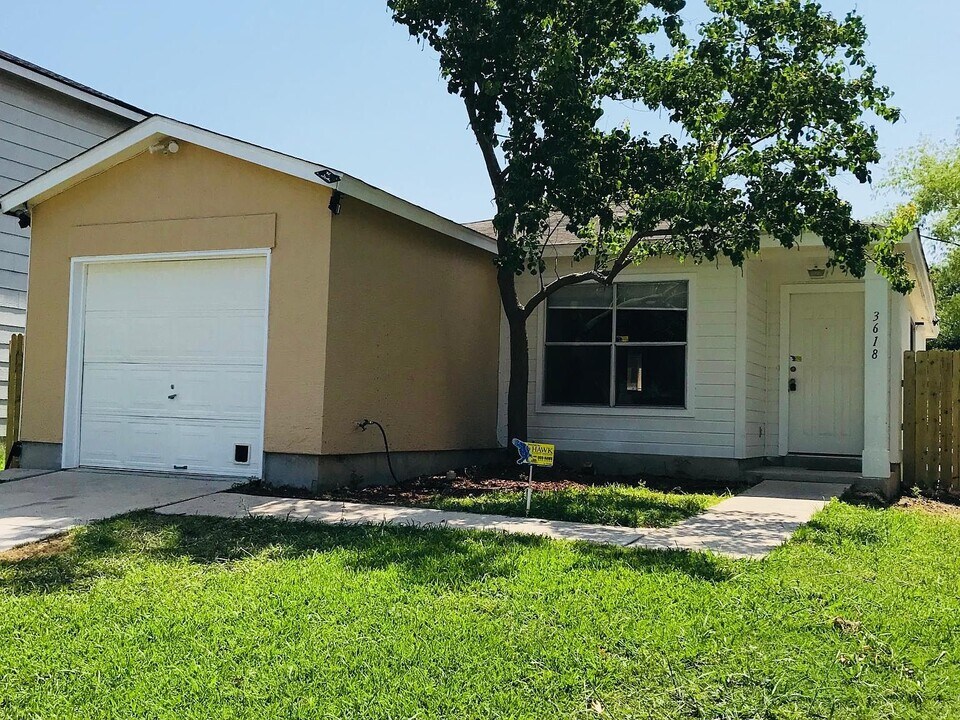 3618 Candlehead Ln in San Antonio, TX - Building Photo