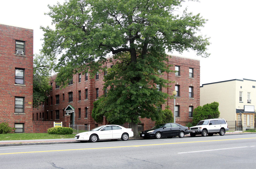 7444 Georgia Ave NW in Washington, DC - Foto de edificio