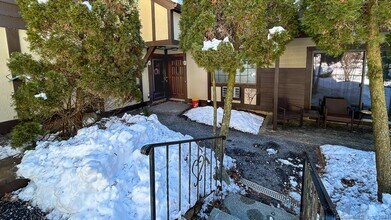 8 Derby Ct in Brookfield, CT - Building Photo - Building Photo