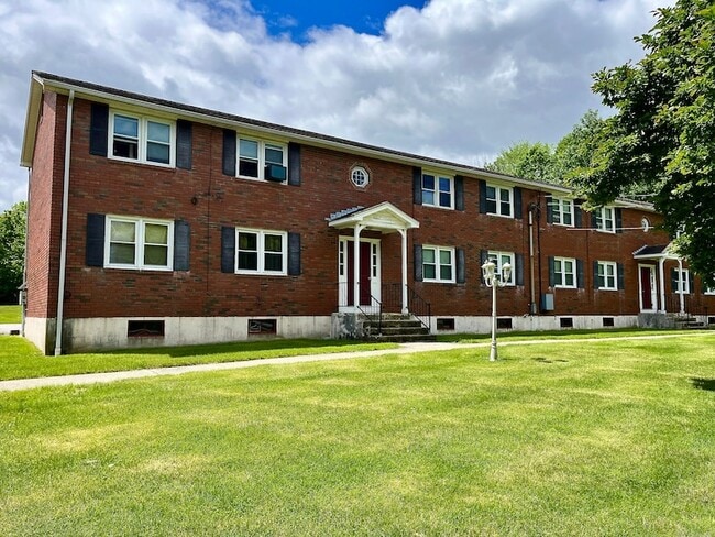 608 Norwich Ave, Unit 12 in Colchester, CT - Building Photo - Building Photo