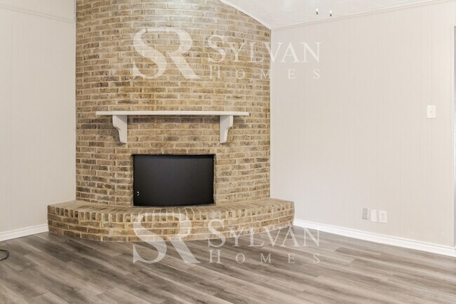 1332 Glenhill Ln in Lewisville, TX - Building Photo - Building Photo