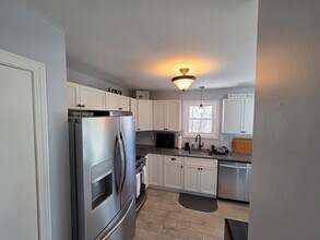 16 Evergreen Dr in Holyoke, MA - Building Photo - Building Photo