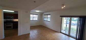 8833 NW 107th Ct, Unit 104 in Doral, FL - Foto de edificio - Building Photo