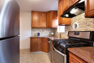 70-69 Walnut St-Unit -2 in Queens, NY - Foto de edificio - Building Photo