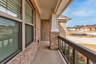 323 Woodrock St in Harrah, OK - Building Photo - Building Photo