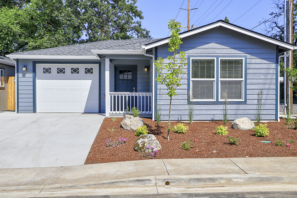 1002 SE N St in Grants Pass, OR - Building Photo