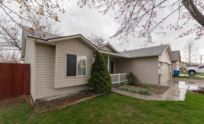 7034 E Canterbury Ln in Nampa, ID - Building Photo - Building Photo
