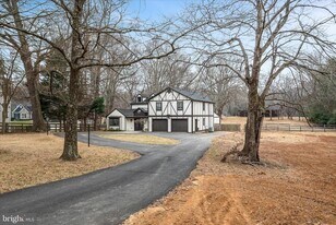 9036 Jeffery Rd in Great Falls, VA - Building Photo