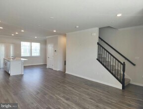 4 Axios Wy in Rosedale, MD - Foto de edificio - Building Photo