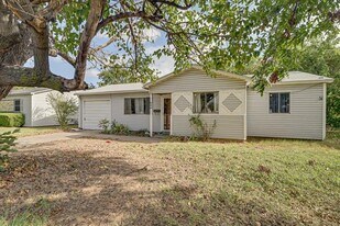 344 NW Renfro St in Burleson, TX - Building Photo