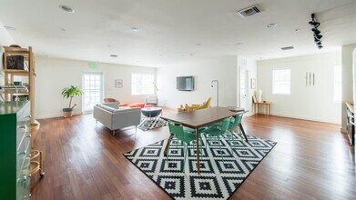 747 4th St in Miami Beach, FL - Building Photo - Building Photo