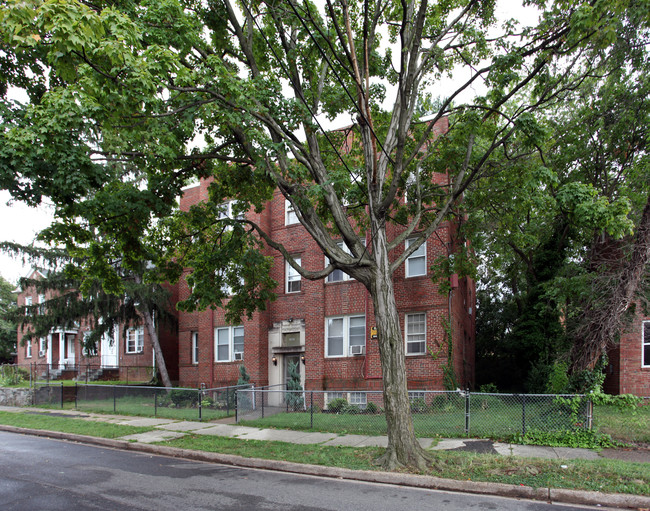 2115 R St SE in Washington, DC - Foto de edificio - Building Photo