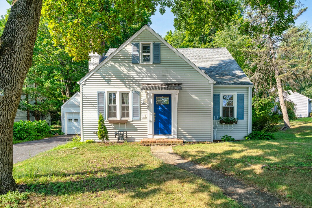 11 Boswell Rd in West Hartford, CT - Building Photo
