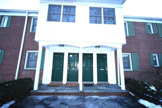 590 Bedford Rd in Pleasantville, NY - Foto de edificio - Building Photo