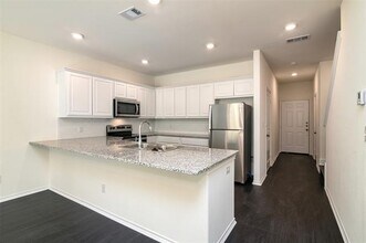 805 S 6th St in Bonham, TX - Foto de edificio - Building Photo