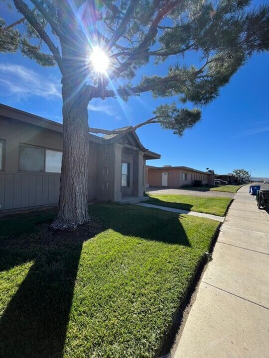 Desert Oasis Apartments in Ridgecrest, CA - Foto de edificio