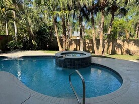 2420 SE Springtree Pl in Stuart, FL - Building Photo
