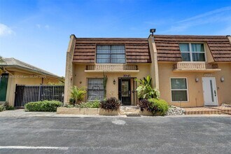 3945 NE 167th St in North Miami Beach, FL - Building Photo - Building Photo