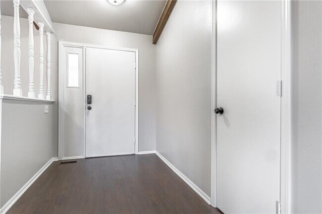 601 N Valley W Dr in Rogers, AR - Foto de edificio - Building Photo