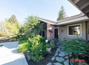 9809 Mesa Oak Dr in Bakersfield, CA - Building Photo - Building Photo