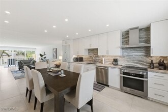 4200 Belair Ln in Naples, FL - Foto de edificio - Building Photo