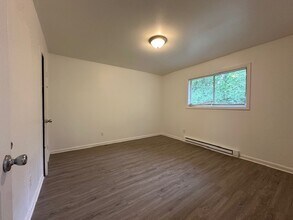 1815 McKnight Mill Rd, Unit 1815-A in Greensboro, NC - Foto de edificio - Building Photo