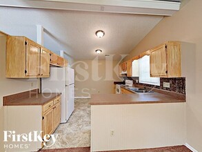 6417 Pineburr Ct, Unit B-302 in Charlotte, NC - Foto de edificio - Building Photo