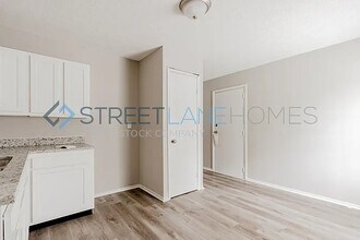 8019 Roy Rd in Indianapolis, IN - Foto de edificio - Building Photo