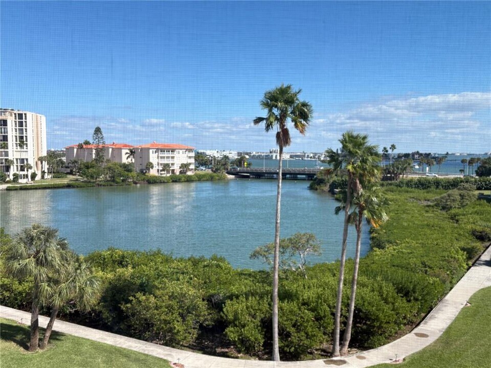 7897 Sailboat Key Blvd S in South Pasadena, FL - Building Photo
