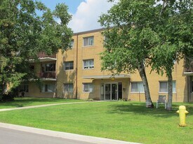 Reedaire Court Apartments in Whitby, ON - Building Photo